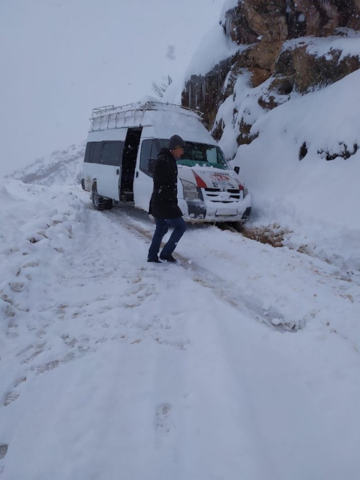 Karda mahsur kalan 15 kişi kurtarıldı