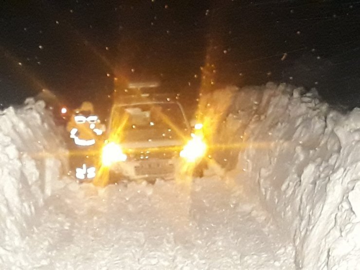 GÜNCELLEME - Siirt'te hamile kadın 9 saatlik çalışmayla hastaneye ulaştırıldı HAMİLE KADININ DOĞUM YAPTIĞI BİLGİSİ EKLENDİ