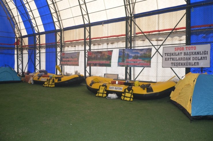 Pet şişelerle rafting yapan sporculara malzeme desteği
