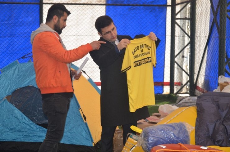 Pet şişelerle rafting yapan sporculara malzeme desteği
