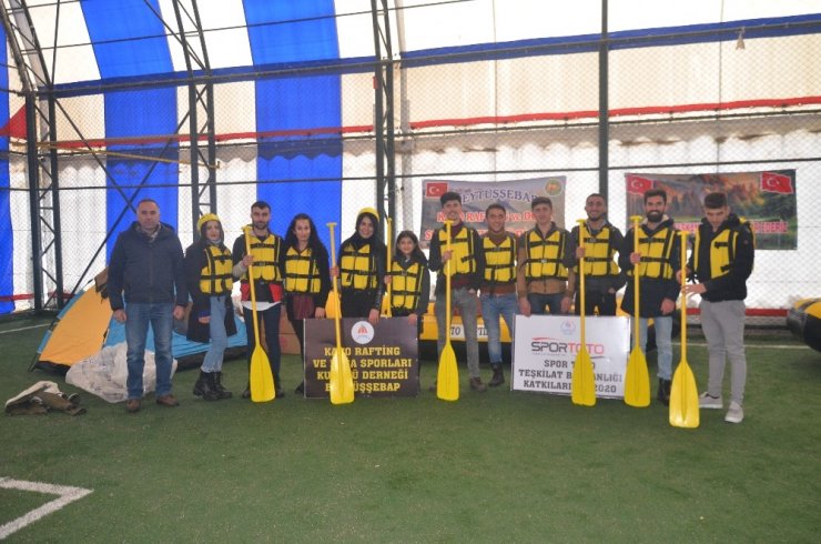 Pet şişelerle rafting yapan sporculara malzeme desteği