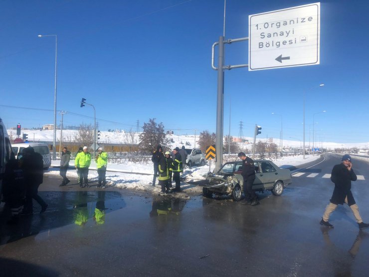 Sivas'ta iki otomobil çarpıştı: 6 yaralı