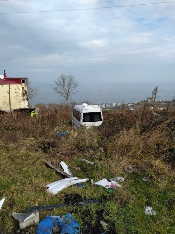 Freni boşalan minibüsten atlayan kadın hastanede yaşam mücadelesi veriyor