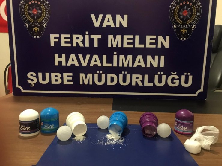 Deodorant şişesine zulaladığı uyuşturucuyla uçağa binmek isterken yakalandı