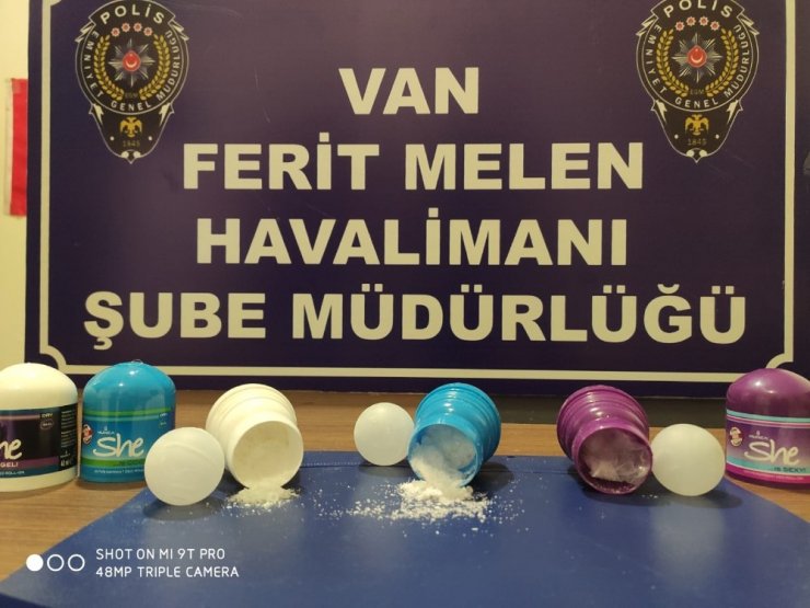 Deodorant şişesine zulaladığı uyuşturucuyla uçağa binmek isterken yakalandı