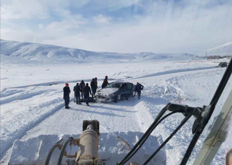 Van'da karda mahsur kalan 17 araç kurtarıldı