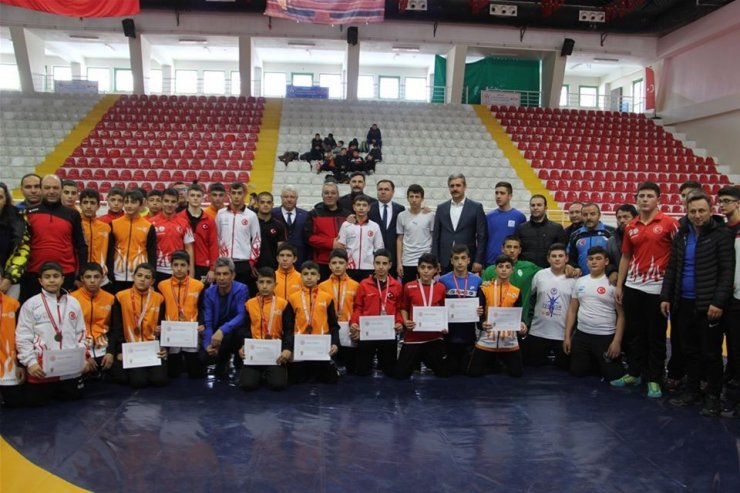 Kayseri’nin Yıldız Pehlivanları Yozgat’tan Madalyalar ile döndüler