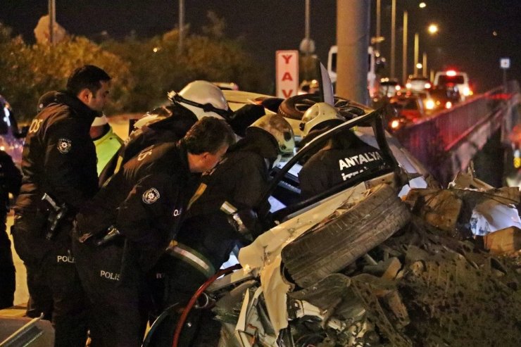 Yeni evli çiftin geçirdiği kazada ağır yaralanan gelin yaşam savaşını kaybetti