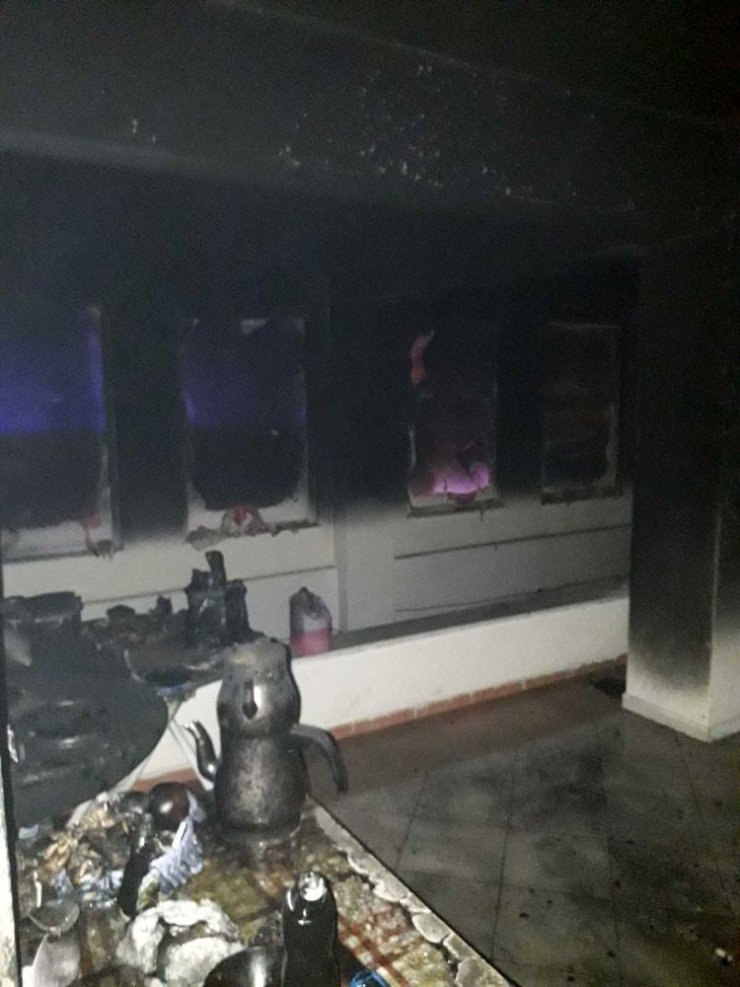 Yangında asma katta yatan genç ölümden döndü