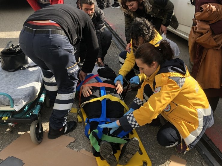Yolun karşısına geçmeye çalışan yaşlı kadına otomobil çarptı