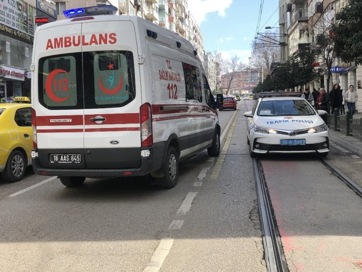 Yolun karşısına geçmeye çalışan yaşlı kadına otomobil çarptı