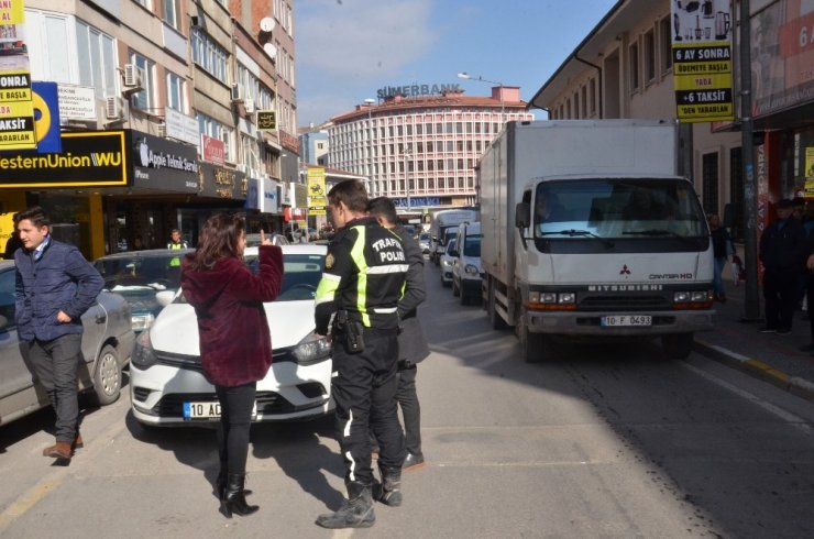 Ceza yazan polise kızdı: "Seninle çok pis uğraşacağım"