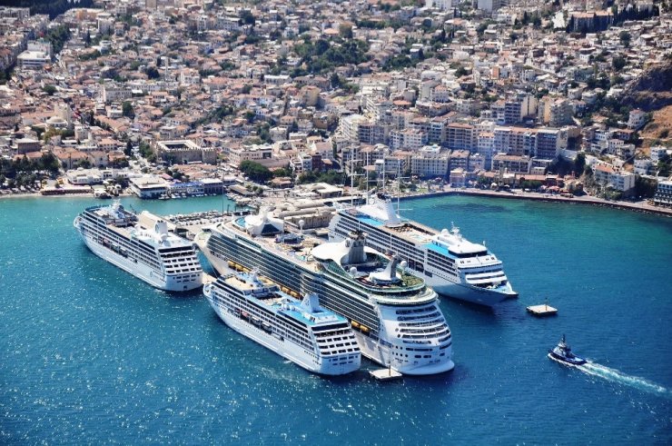 Dev yolcu gemileri Akdeniz’e yöneldi