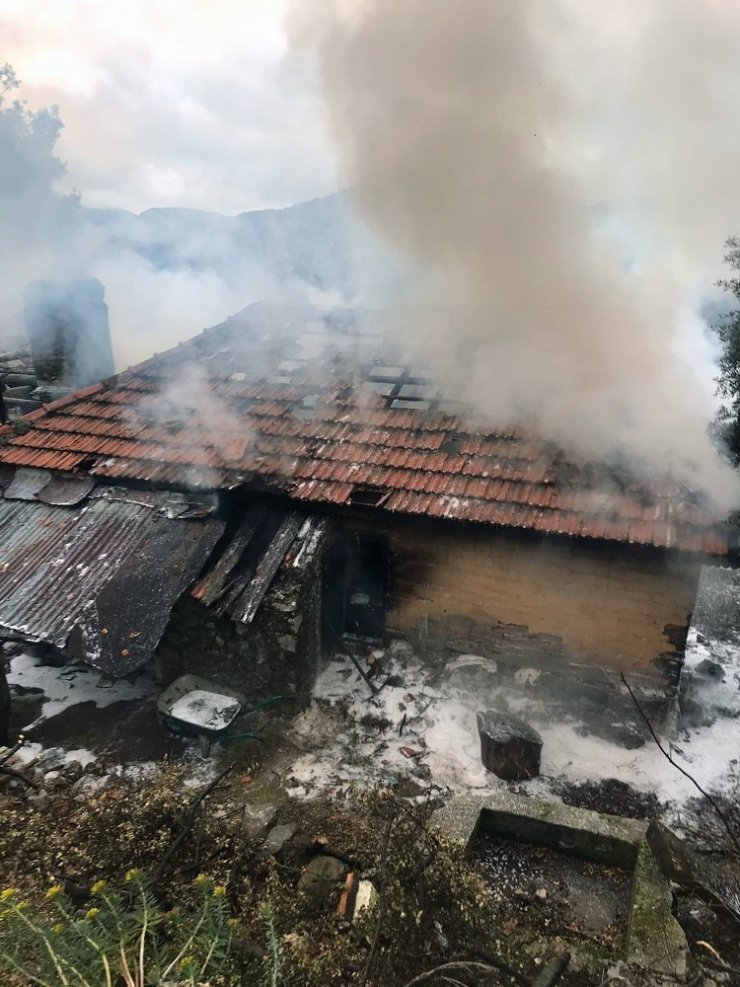 Dalaman’da ahşap ev yangını