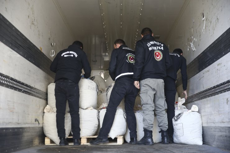 Kapıkule'de ele geçirilen rekor düzeydeki uyuşturucu çiçek toprağı çuvallarına gizlemiş