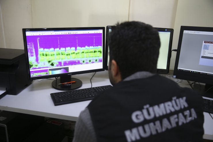 Kapıkule'de ele geçirilen rekor düzeydeki uyuşturucu çiçek toprağı çuvallarına gizlemiş