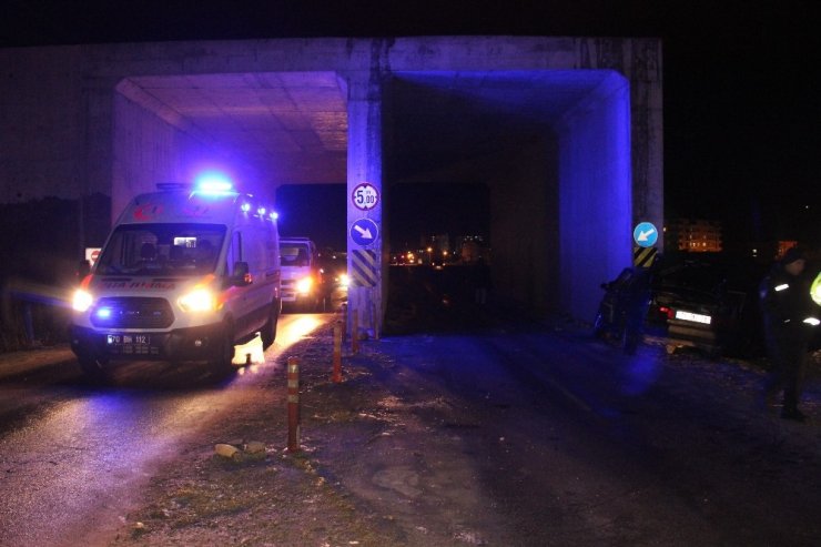 Otomobil üst geçidin ayağına çarptı: 2 yaralı