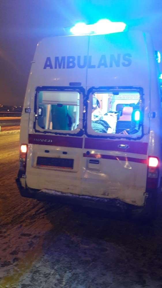 Hasta sevk eden ambulans kaza yaptı: 2 yaralı