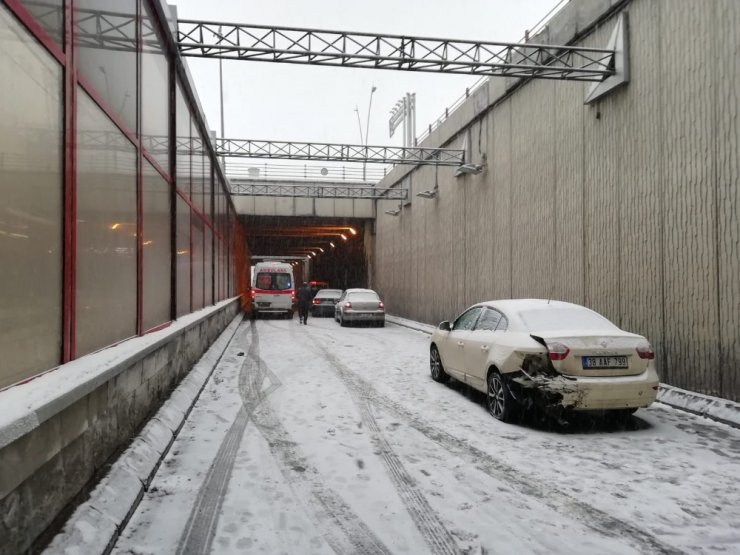 Kayganlaşan yolda zincirleme kaza: 2 yaralı