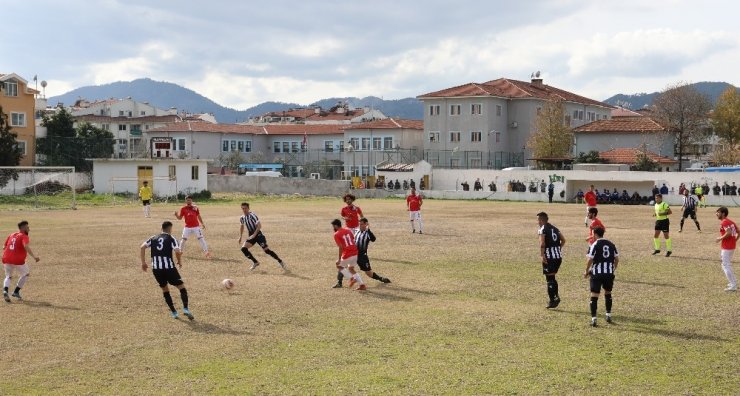 Martılar yüksekten uçuyor
