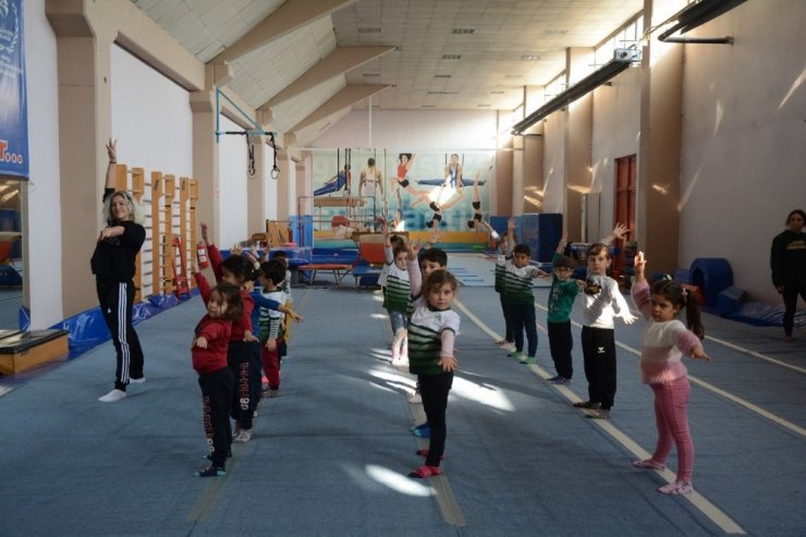 Manisalı çocuklardan cimnastiğe büyük ilgi