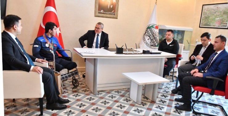 Belarus Şampiyonu Keskin’e Vali Deniz’den ödül