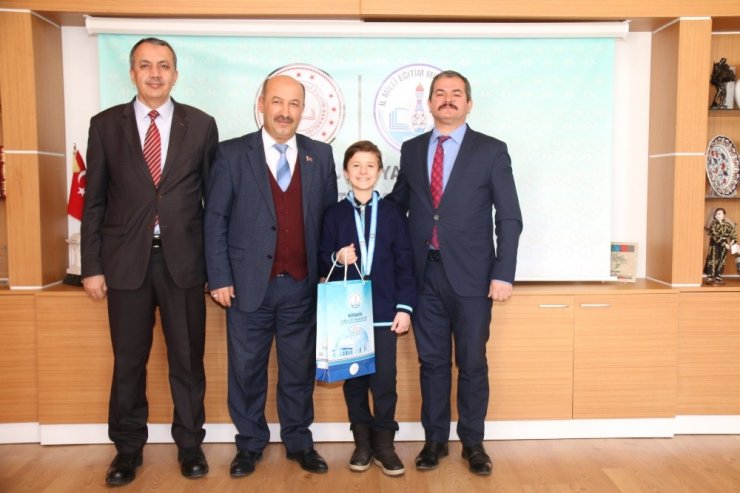 Müdür Başyiğit, Türkiye ikincisi öğrenciyi tebrik etti