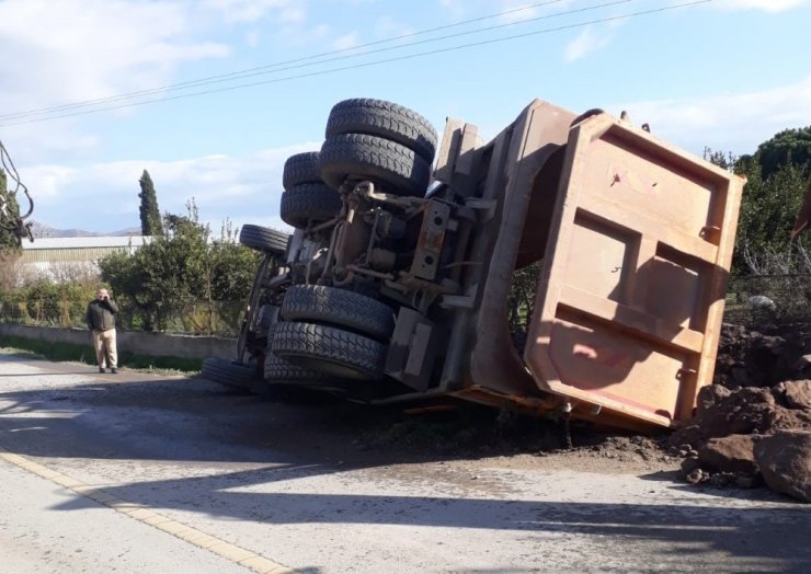 Beton direği yıkan kamyon şarampole devrildi: 1 yaralı