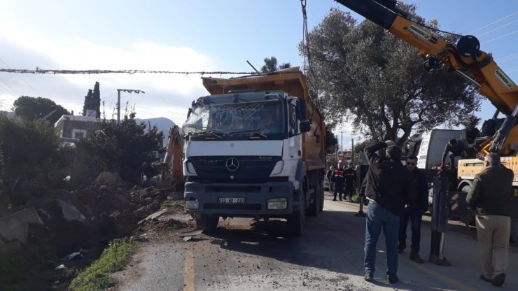 Beton direği yıkan kamyon şarampole devrildi: 1 yaralı