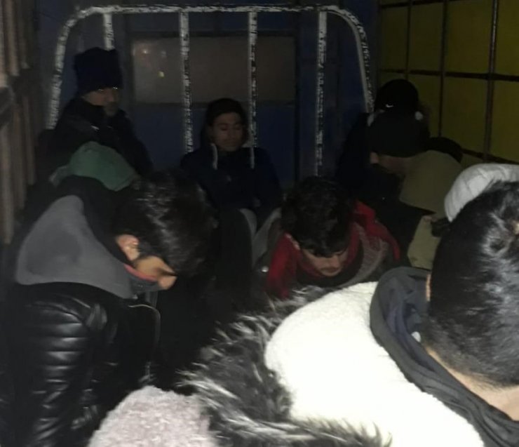 Polisi görünce kaçan araçtan 15 kaçak göçmen yakalandı