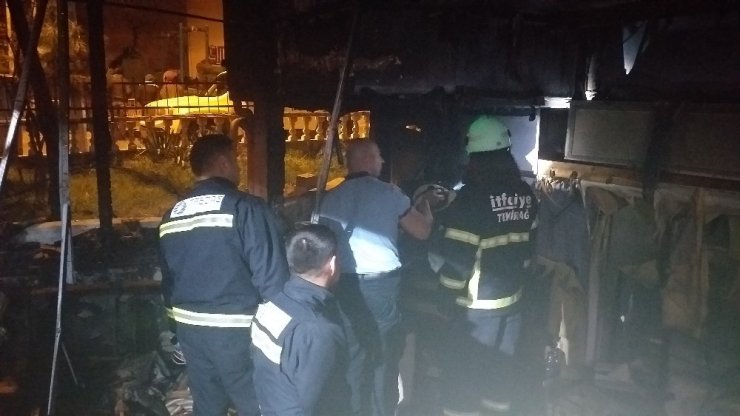 Gece yarısı evde çıkan yangın mahalleyi sokağa döktü