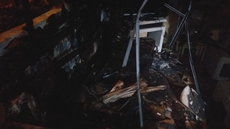 Gece yarısı evde çıkan yangın mahalleyi sokağa döktü