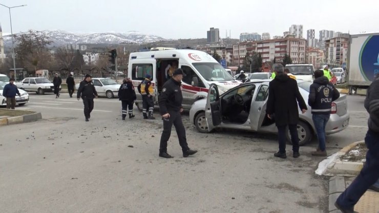 Hasta nakleden ambulans otomobille çarpıştı: 1 yaralı