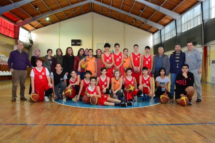 Geleceğin basketçileri Torbalı’da yetişiyor