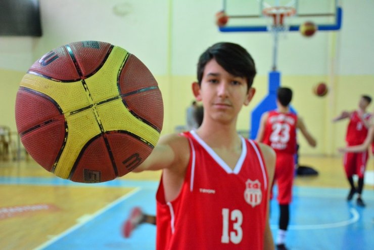 Geleceğin basketçileri Torbalı’da yetişiyor