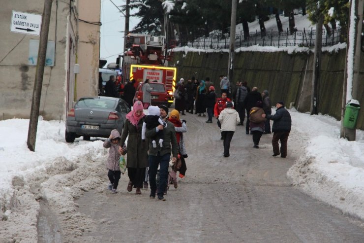Trabzon’da elektrik trafosu patladı, mahalleli sokağa döküldü