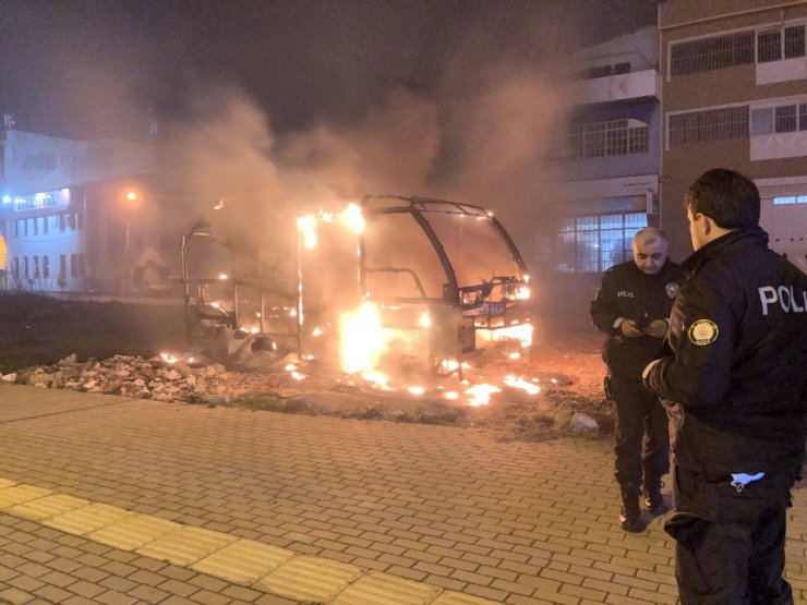 Park halindeki minibüs alev alev yandı
