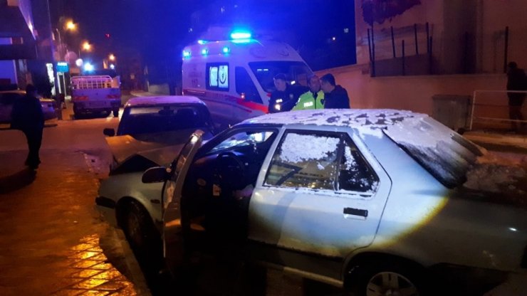Kontrolden çıkan otomobil park halindeki otomobile çarptı: 4 yaralı