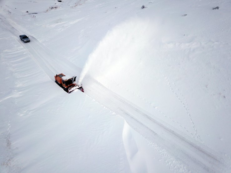 Dağların karını aça aça köylere ulaşıyor