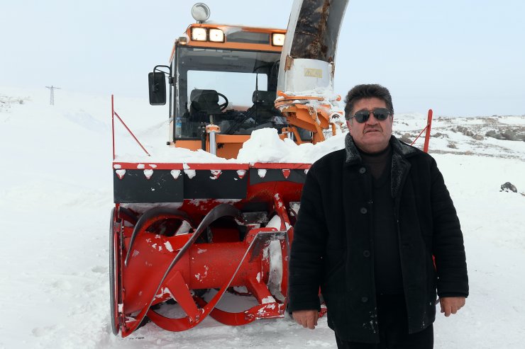 Dağların karını aça aça köylere ulaşıyor