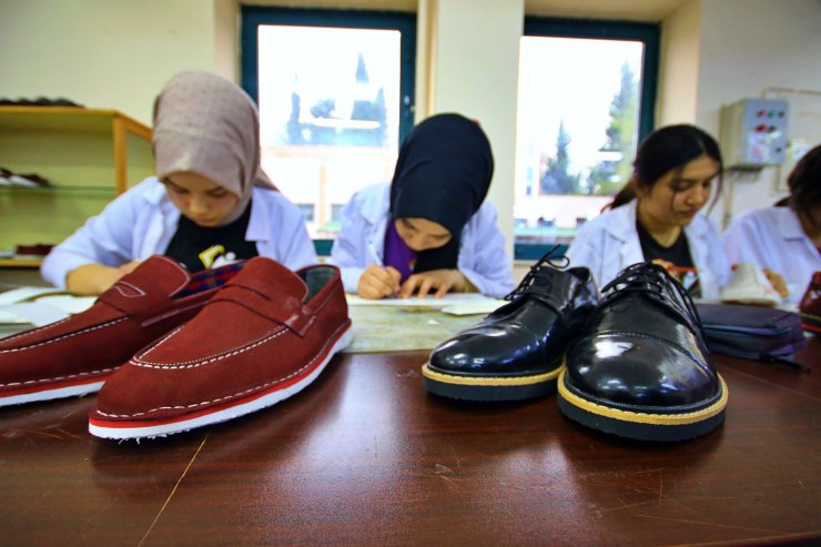 Geleceğin kadın ayakkabıcıları mezun olmadan iş teklifi alıyor