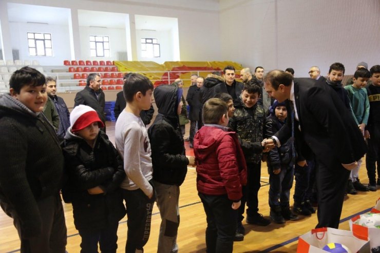 Kumrulu gençlere spor malzemesi desteği