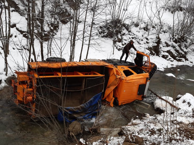 Giresun'da kamyon dereye devrildi: 4 yaralı
