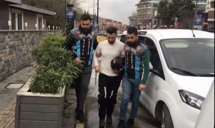 İstanbul’da polisin üzerine motosikletini sürüp kaçan maganda yakalandı