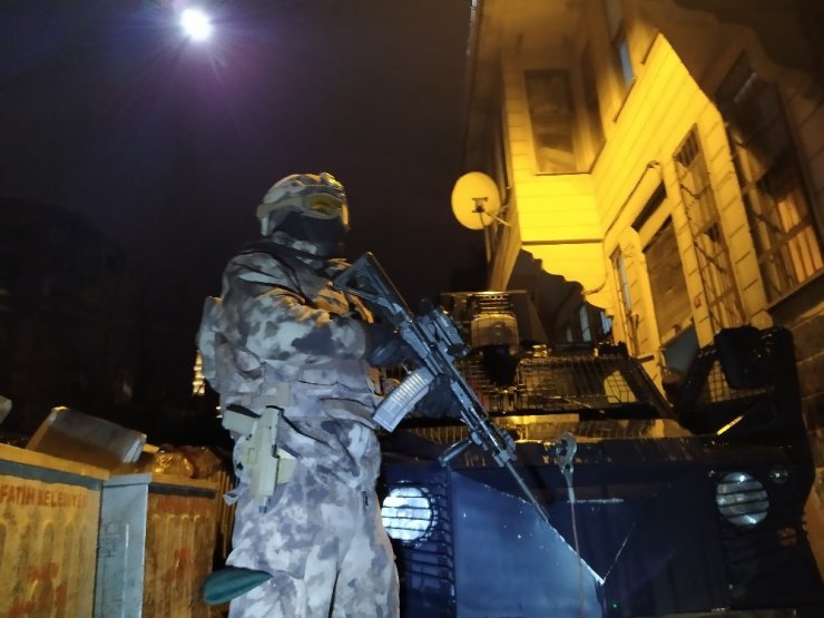 Fatih’te göçmen kaçakçılığı operasyonu: 135 göçmen yakalandı