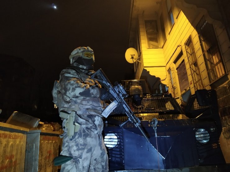 Fatih’te göçmen kaçakçılığı operasyonu: 135 göçmen yakalandı