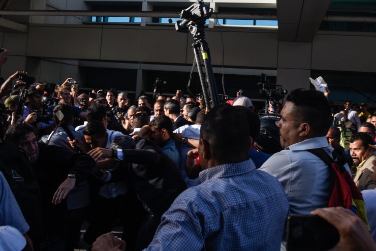 Guaido Venezuela’ya döndü