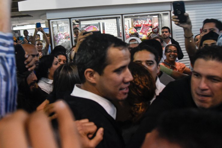 Guaido Venezuela’ya döndü