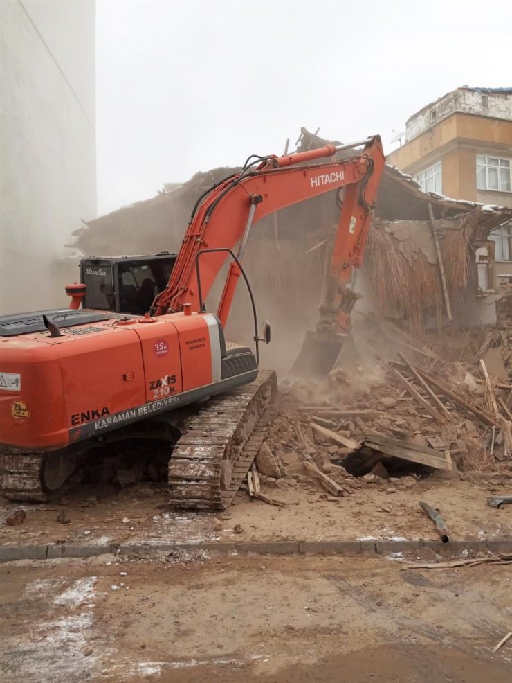 Karaman'da metruk binalar yıkılıyor
