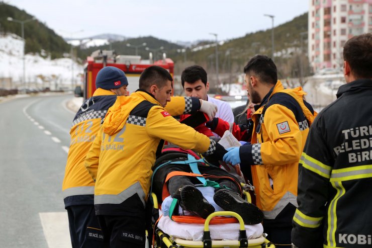 GÜNCELLEME - Kastamonu'da kamyon ile otomobil çarpıştı: 1 ölü, 5 yaralı